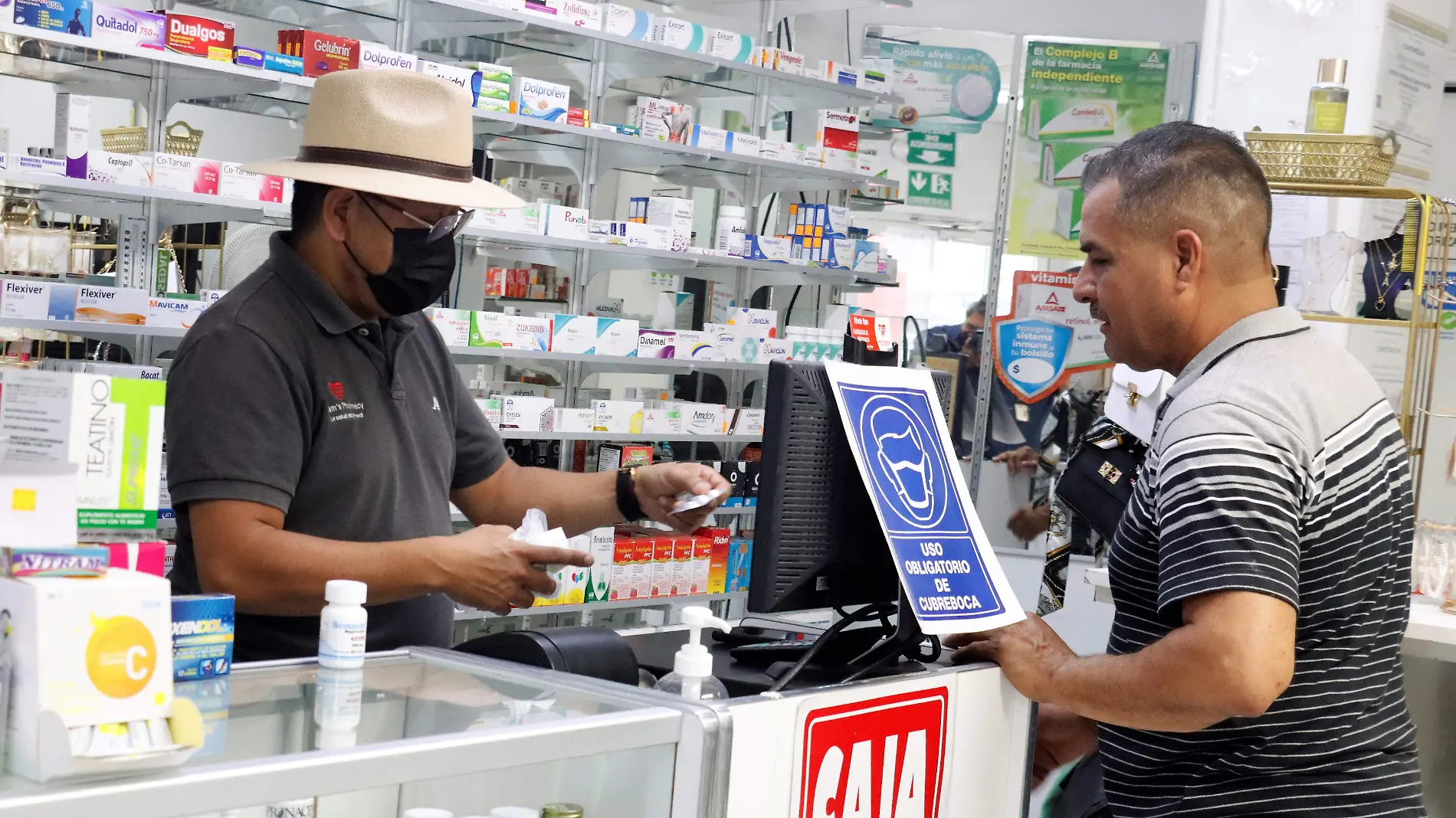 Mejores precios y una atención más rápida son dos de las razones por las que personas de Estados Unidos prefieren viajar a México a comprar medicamentos. FOTO JORGE GALINDO LA VOZ DE L (1)